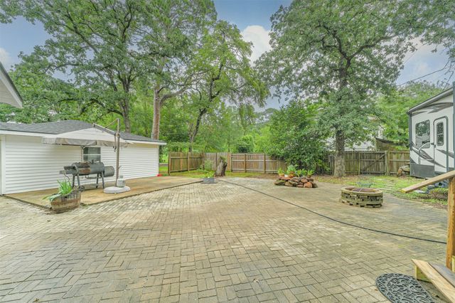 912 Brook Forest Drive, Conroe, TX 77385