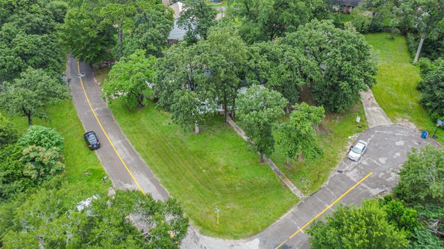912 Brook Forest Drive, Conroe, TX 77385