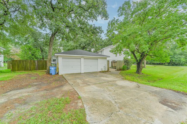 912 Brook Forest Drive, Conroe, TX 77385