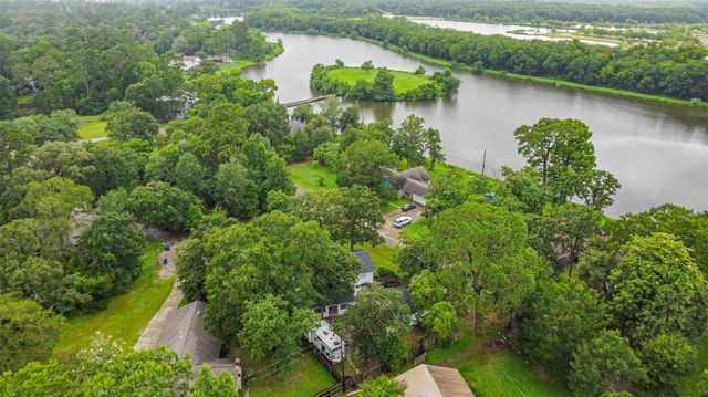 912 Brook Forest Drive, Conroe, TX 77385