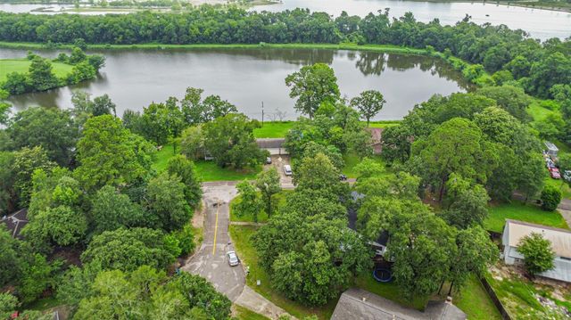 912 Brook Forest Drive, Conroe, TX 77385