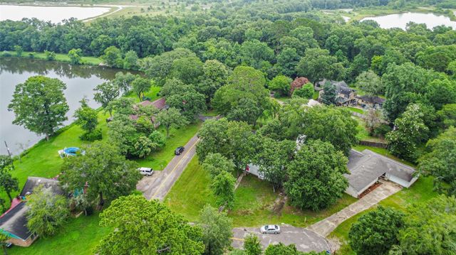 912 Brook Forest Drive, Conroe, TX 77385