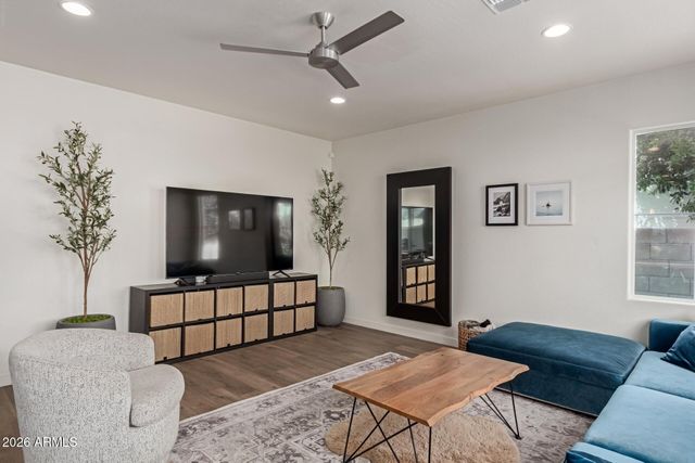 3746 E EARLL Drive, Phoenix, AZ 85018