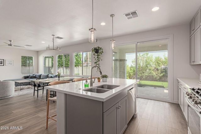 3746 E EARLL Drive, Phoenix, AZ 85018