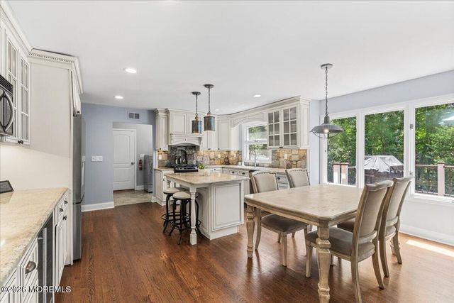 16 Sherwood Court, Holmdel, NJ 07733