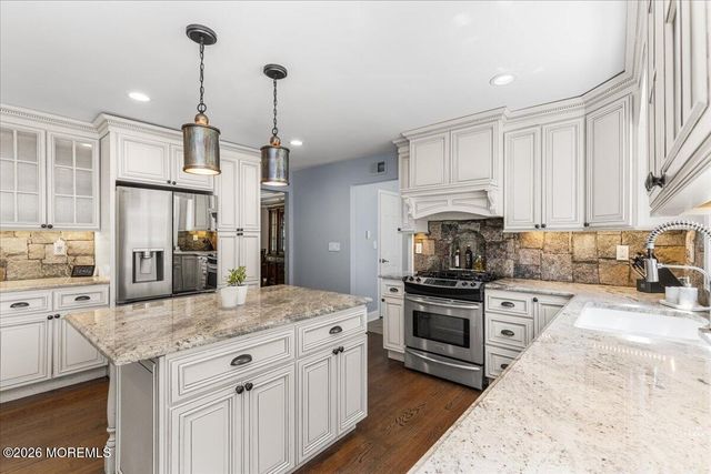 16 Sherwood Court, Holmdel, NJ 07733