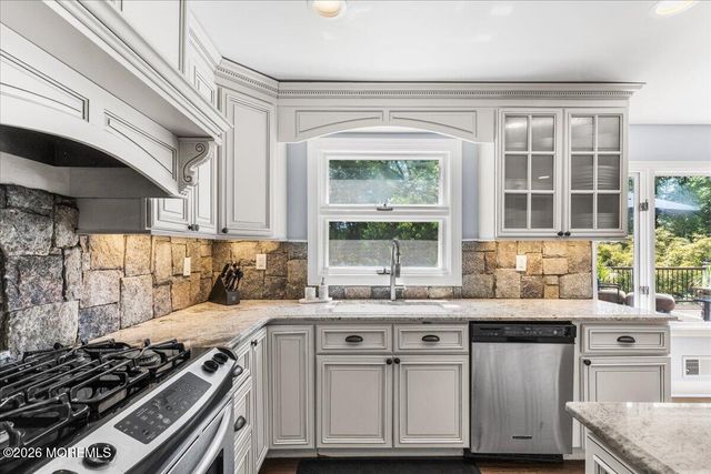 16 Sherwood Court, Holmdel, NJ 07733