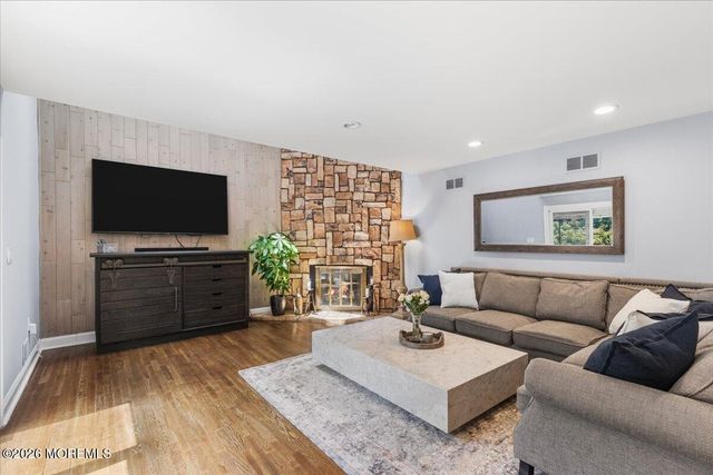 16 Sherwood Court, Holmdel, NJ 07733