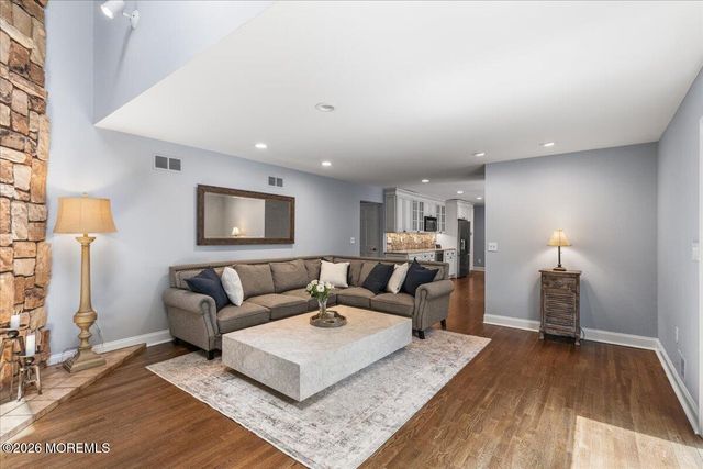 16 Sherwood Court, Holmdel, NJ 07733