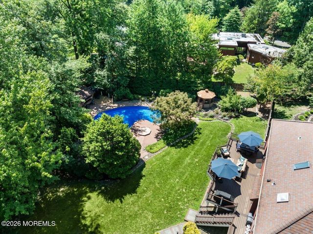 16 Sherwood Court, Holmdel, NJ 07733