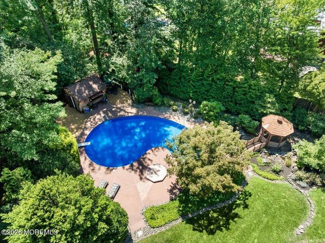 16 Sherwood Court, Holmdel, NJ 07733