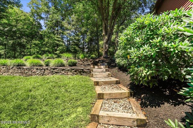 16 Sherwood Court, Holmdel, NJ 07733