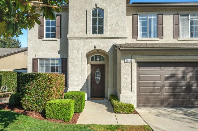 2582 E Christopher Drive, Fresno, CA 93720