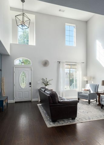 2582 E Christopher Drive, Fresno, CA 93720