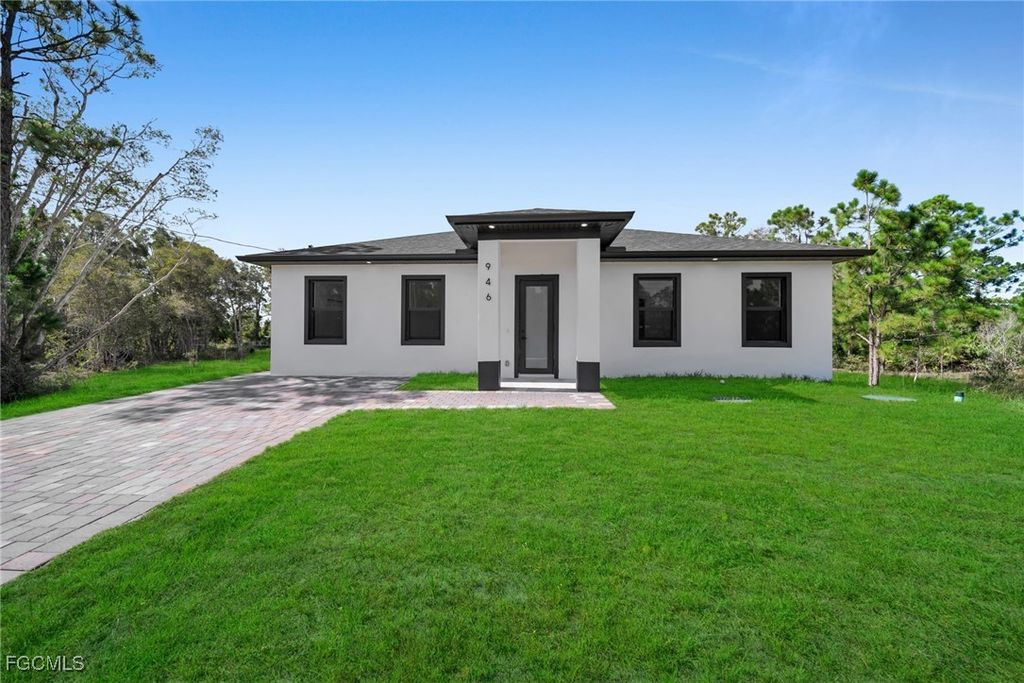 946 Panda DR, Lehigh Acres, FL 33974