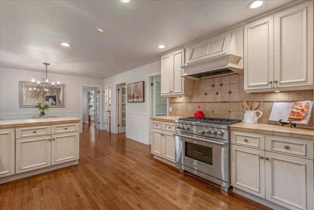 21700 Via Regina, Saratoga, CA 95070