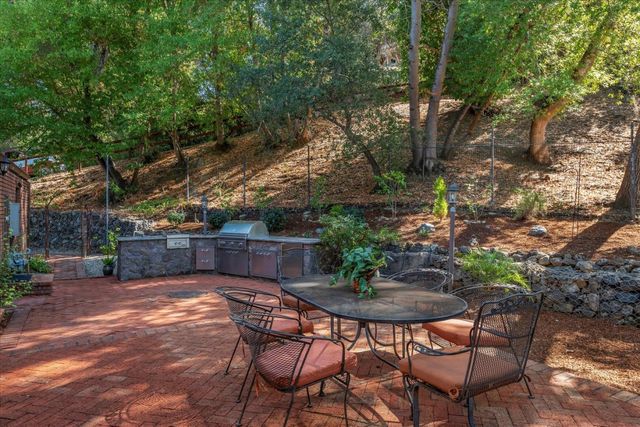 21700 Via Regina, Saratoga, CA 95070