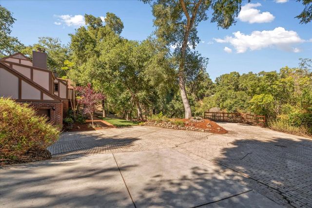 21700 Via Regina, Saratoga, CA 95070