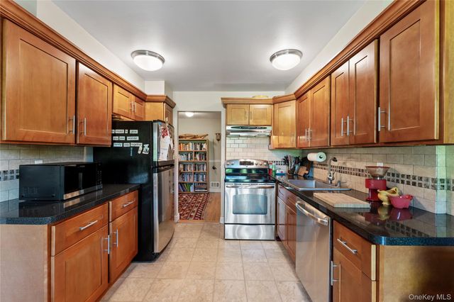 30 Gateway Road 102N, Yonkers, NY 10701