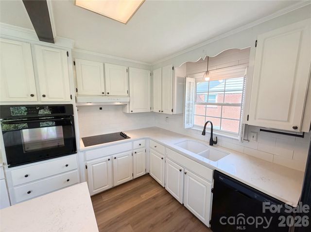 6621 Starcrest Drive, Charlotte, NC 28210