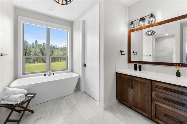 16520 Blarney Lane, Redding, CA 96001