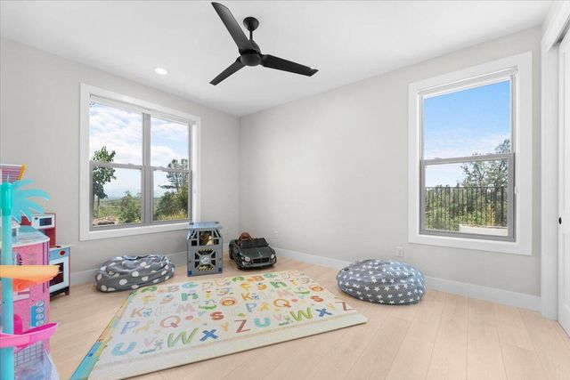 16520 Blarney Lane, Redding, CA 96001