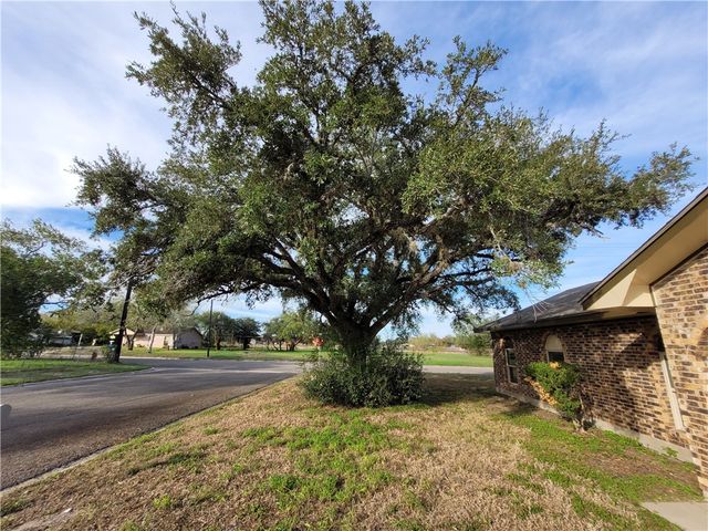 900 E 3rd St, Sinton, TX 78387