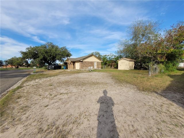 900 E 3rd St, Sinton, TX 78387