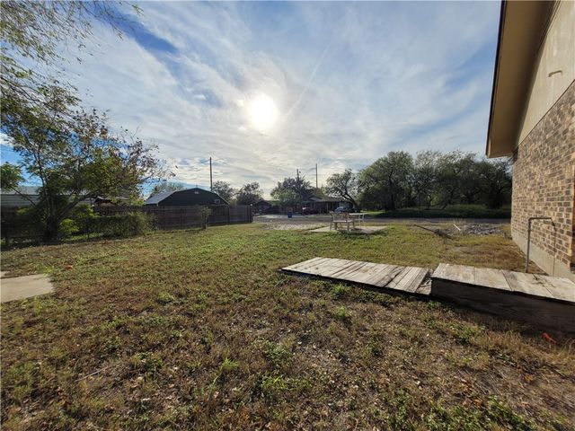 900 E 3rd St, Sinton, TX 78387