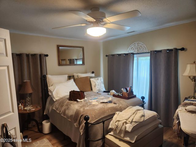 215 S Lee Avenue, Beulaville, NC 28518
