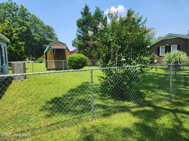 215 S Lee Avenue, Beulaville, NC 28518