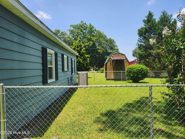 215 S Lee Avenue, Beulaville, NC 28518