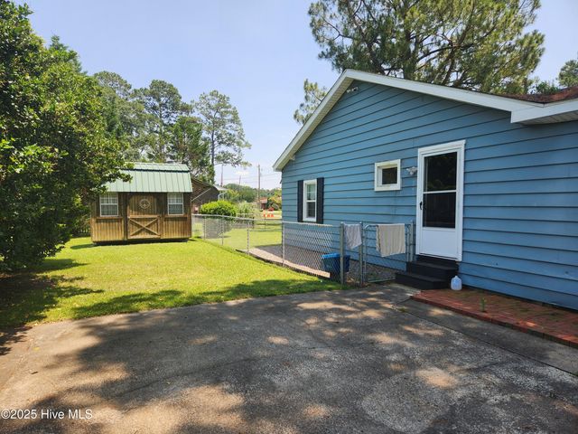 215 S Lee Avenue, Beulaville, NC 28518