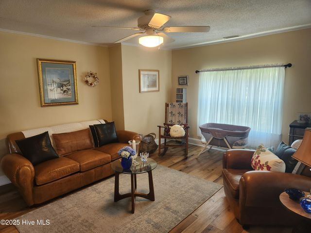 215 S Lee Avenue, Beulaville, NC 28518