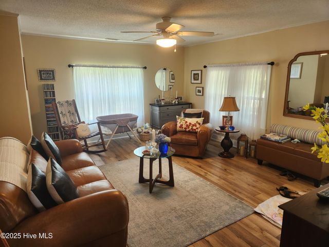 215 S Lee Avenue, Beulaville, NC 28518