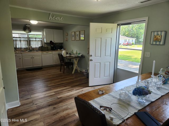 215 S Lee Avenue, Beulaville, NC 28518
