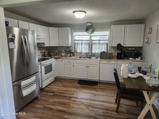 215 S Lee Avenue, Beulaville, NC 28518