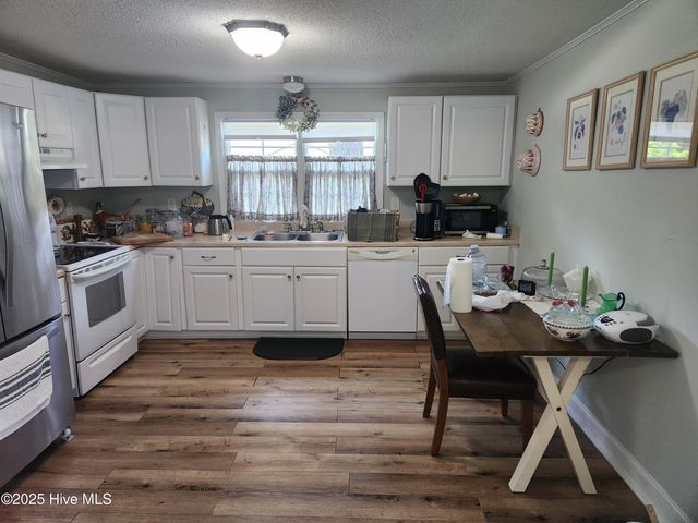 215 S Lee Avenue, Beulaville, NC 28518