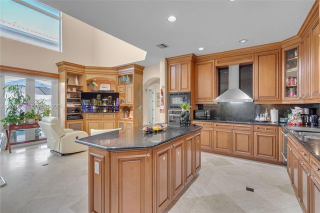 3942 194th Ln, Sunny Isles Beach, FL 33160