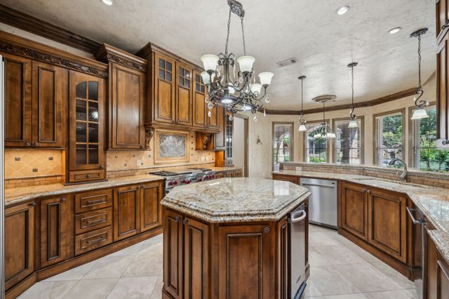 585 N Peytonville Avenue, Southlake, TX 76092
