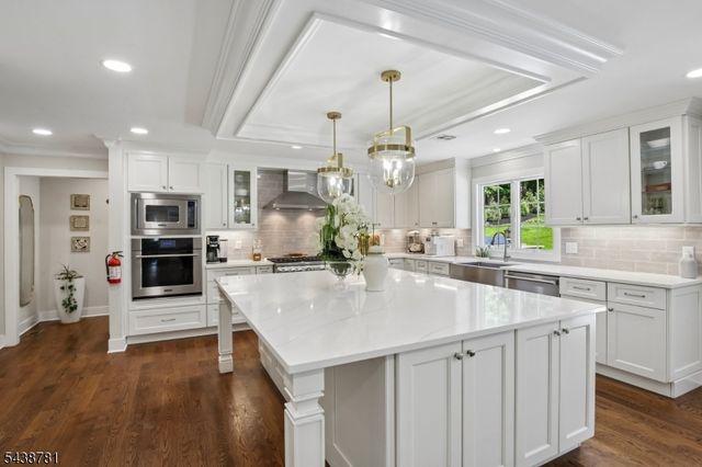 60 Nottingham Dr, Watchung Boro, NJ 07069