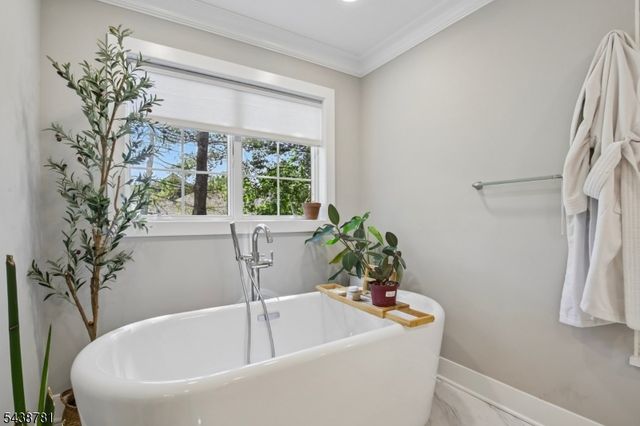60 Nottingham Dr, Watchung Boro, NJ 07069