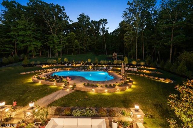 60 Nottingham Dr, Watchung Boro, NJ 07069