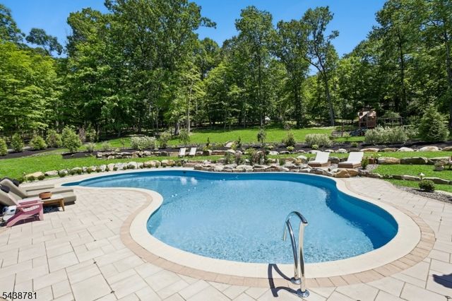 60 Nottingham Dr, Watchung Boro, NJ 07069