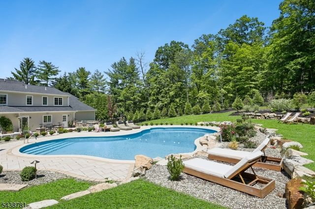 60 Nottingham Dr, Watchung Boro, NJ 07069