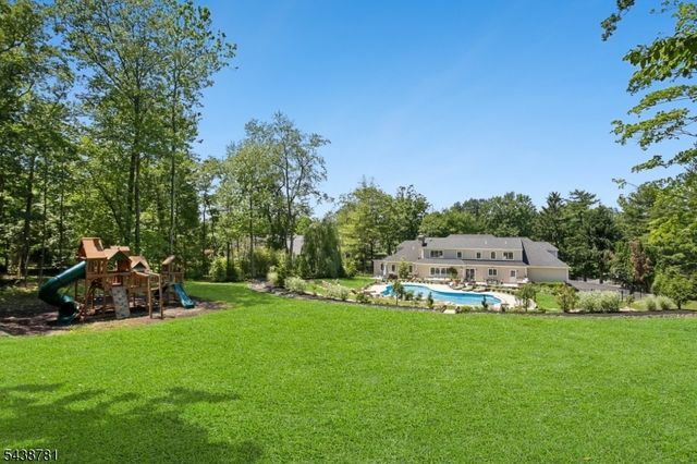 60 Nottingham Dr, Watchung Boro, NJ 07069