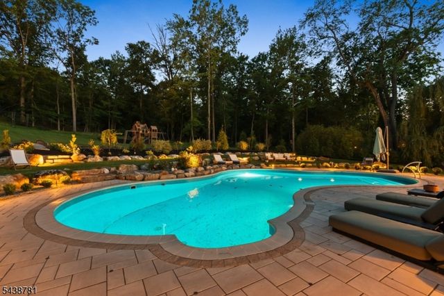 60 Nottingham Dr, Watchung Boro, NJ 07069