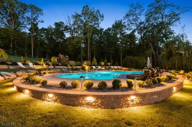 60 Nottingham Dr, Watchung Boro, NJ 07069