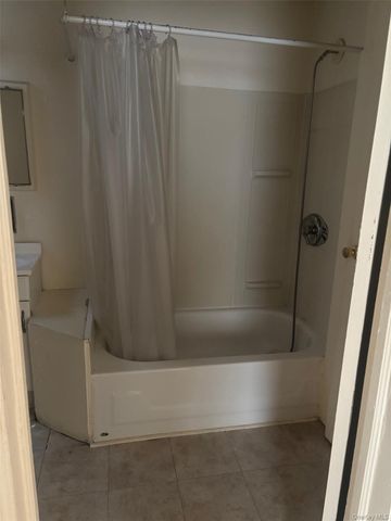 150 Plandome 2, Manhasset, NY 11030