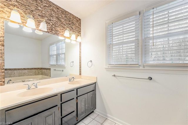 228 Creeksedge Court, Winston-salem, NC 27105